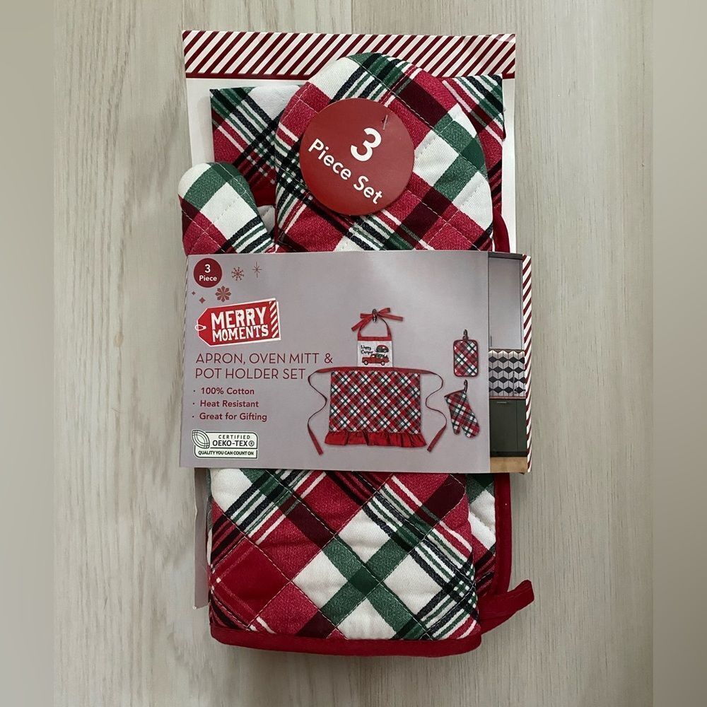 Merry Moments Red and Green Holiday Kitchen Apron-Pot Holder Set